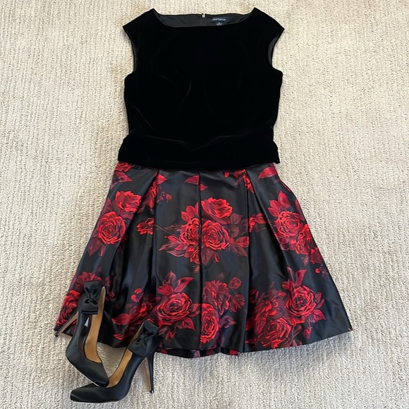 ❤️JS Collections Black & Rose Print Pleated Skirt Size 16 EUC🖤 - Picture 1 of 11